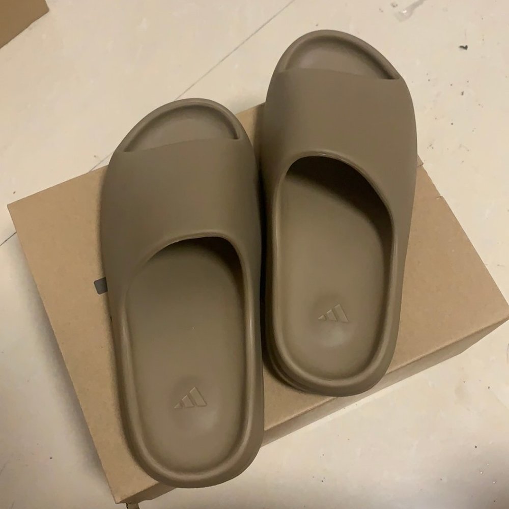 Yeezy Slides Earth Brown